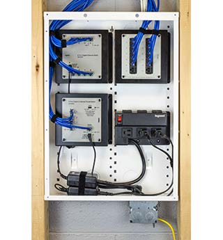 Distribución ordenada de cables en gabinete On‑Q